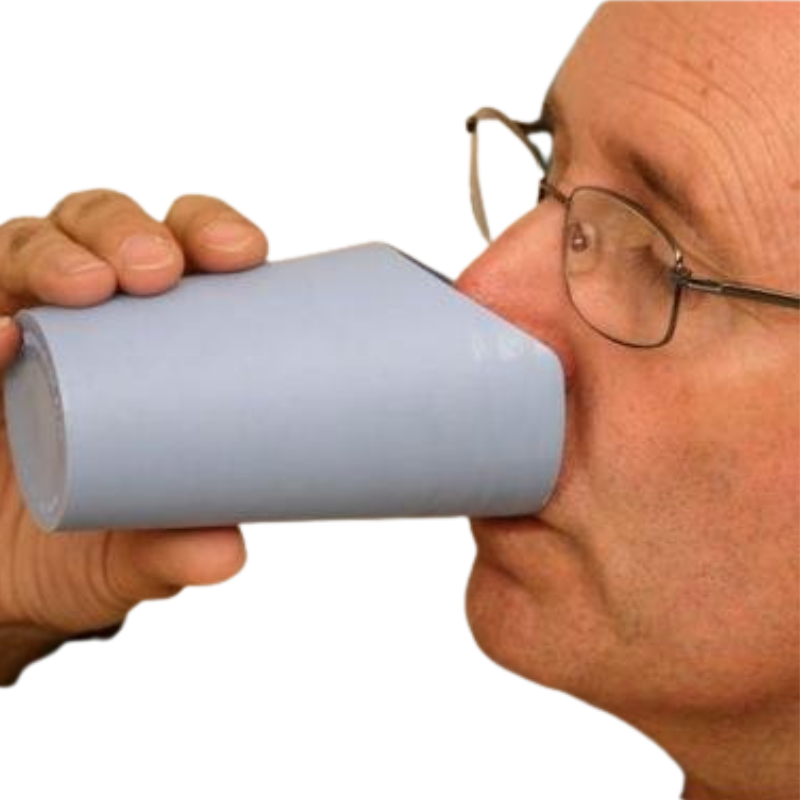 Copo Nosey azul com recorte para beber sem inclinar a cabeça