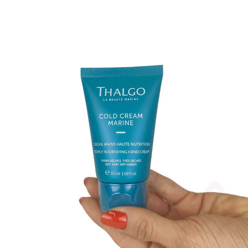 Creme de mãos nutritivo Thalgo Cold Cream Marine Deeply Nourishing Hand Cream, indicado para mãos secas e fragilizadas. Ajuda a nutrir, suavizar e proteger a pele, proporcionando maior conforto e hidratação. Embalagem de 50 ml.