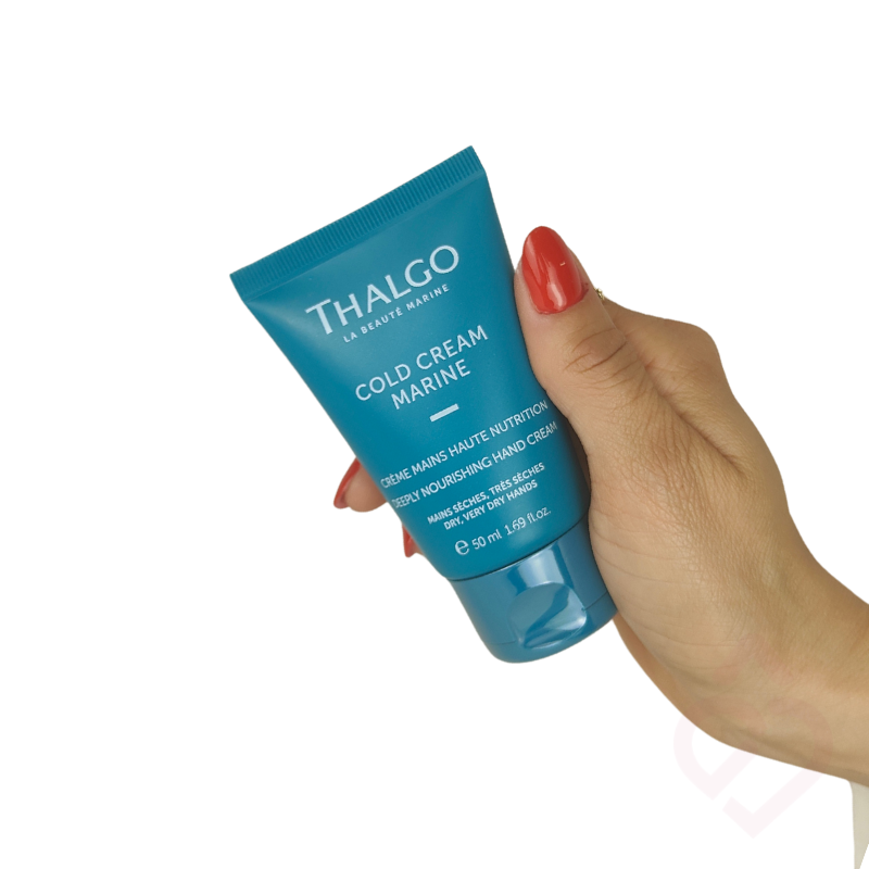 Creme de mãos nutritivo Thalgo Cold Cream Marine Deeply Nourishing Hand Cream, indicado para mãos secas e fragilizadas. Ajuda a nutrir, suavizar e proteger a pele, proporcionando maior conforto e hidratação. Embalagem de 50 ml.