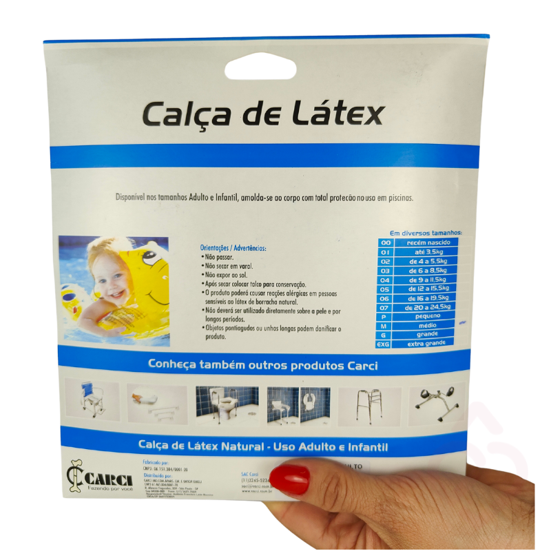 Verso da embalagem da cueca de látex natural Carci para hidroterapia, com orientações de utilização, cuidados e tabela de tamanhos para adulto e criança. Ajuda a escolher o tamanho adequado para garantir um ajuste correto e maior proteção durante atividades na água.