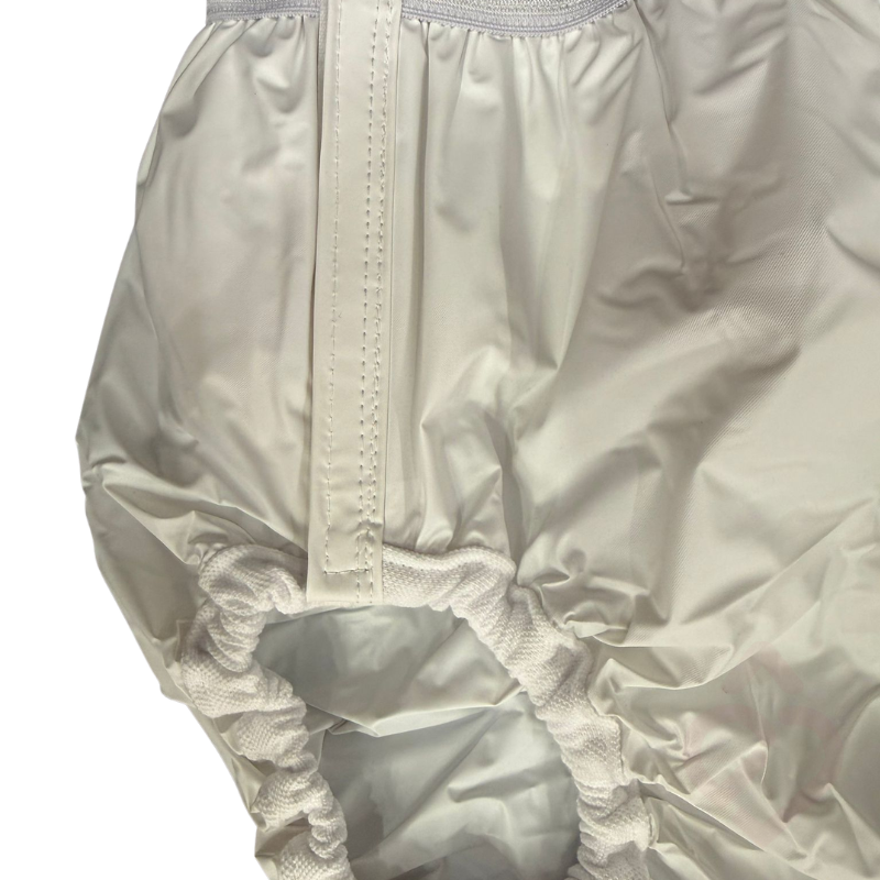 Detalhe do velcro e da zona da perna da cueca impermeável para incontinência