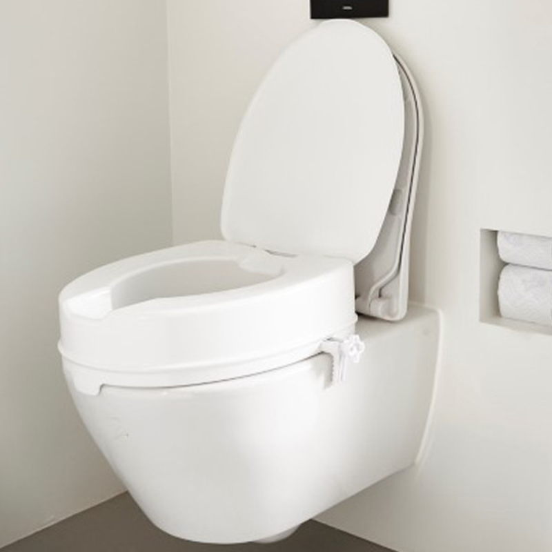 Alteador de sanita de 10 cm com tampa, instalado numa sanita suspensa, aumentando a altura do assento para facilitar o sentar e levantar com maior conforto e segurança.
