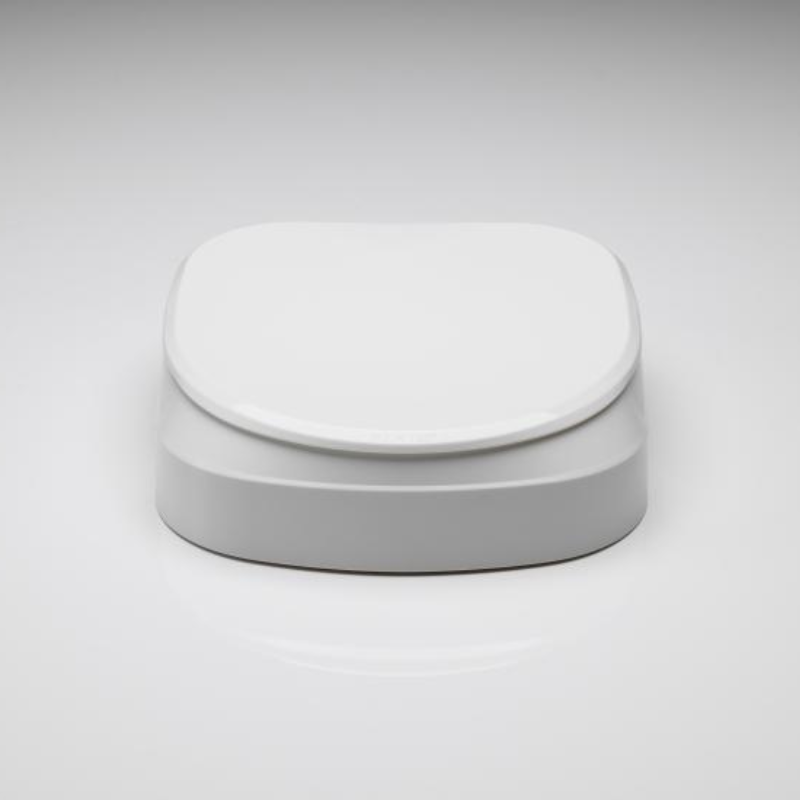 Elevador de sanita ergonómico branco com tampa, concebido para aumentar a altura da sanita e facilitar o sentar e o levantar. Proporciona maior conforto, segurança e autonomia a pessoas com mobilidade reduzida.