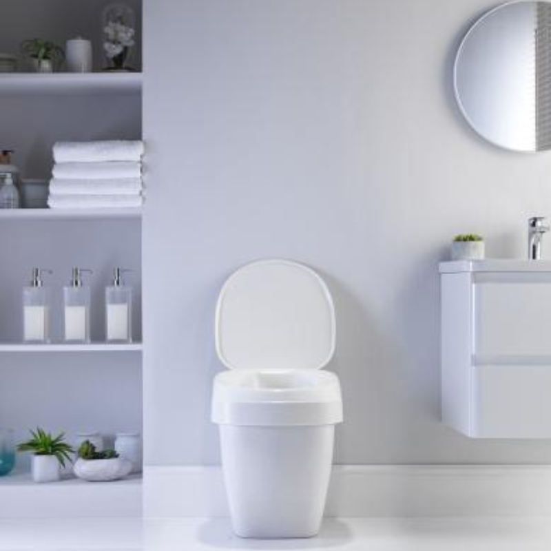 Elevador de sanita ergonómico branco, concebido para aumentar a altura da sanita e facilitar o sentar e o levantar. Proporciona maior conforto, segurança e autonomia a pessoas com mobilidade reduzida.