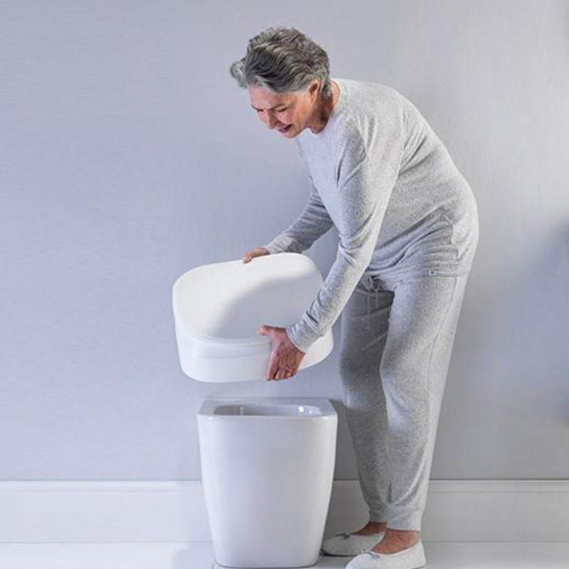 Elevador de sanita ergonómico branco, concebido para aumentar a altura da sanita e facilitar o sentar e o levantar. Proporciona maior conforto, segurança e autonomia a pessoas com mobilidade reduzida.
