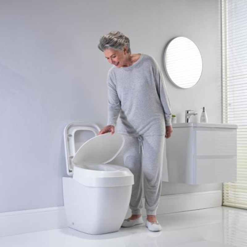 Elevador de sanita ergonómico branco, concebido para aumentar a altura da sanita e facilitar o sentar e o levantar. Proporciona maior conforto, segurança e autonomia a pessoas com mobilidade reduzida.