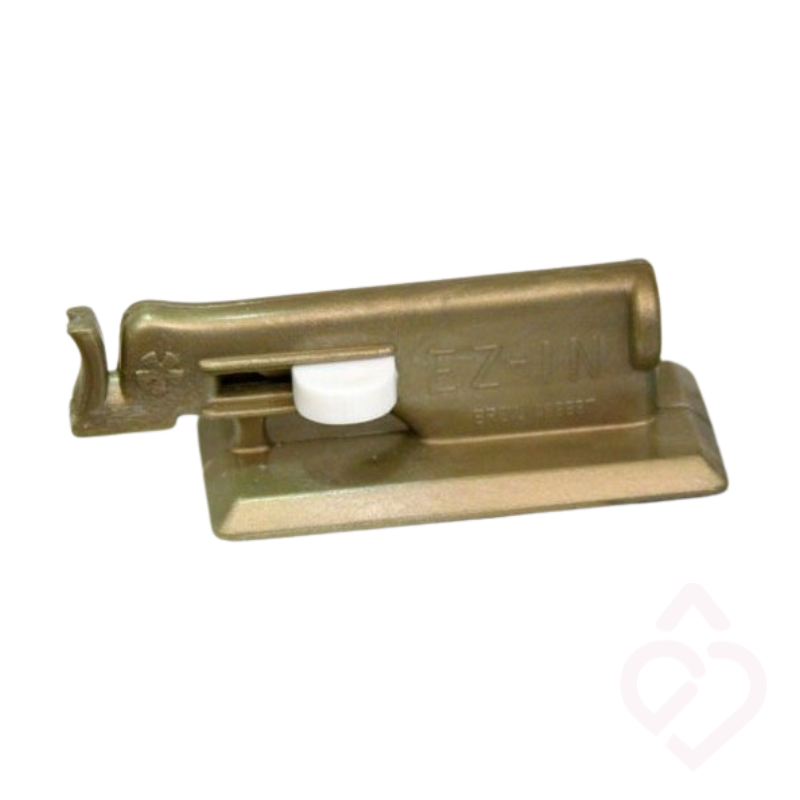 Enfia-agulhas dourado para máquina de costura, com mecanismo deslizante que facilita a colocação da linha na agulha de forma simples e precisa.