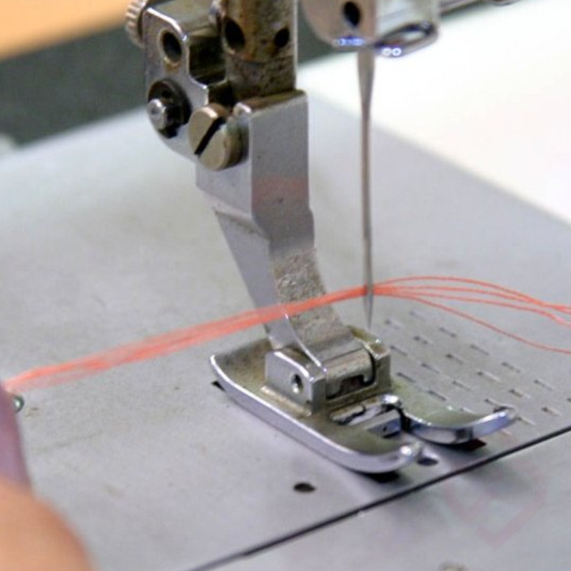 Linha já passada pela agulha da máquina de costura com a ajuda do enfia-agulhas EZ-IN, facilitando o início da costura de forma rápida e prática.