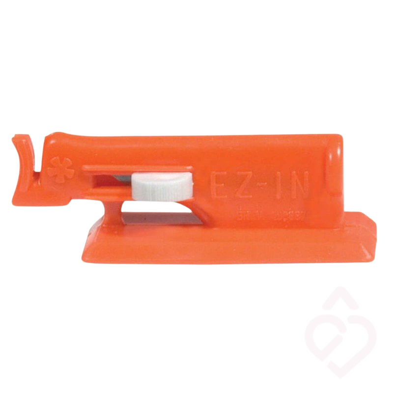 Enfia-agulhas cor de laranja para máquina de costura, concebido para facilitar a passagem da linha pela agulha e tornar a preparação da máquina mais simples e prática.