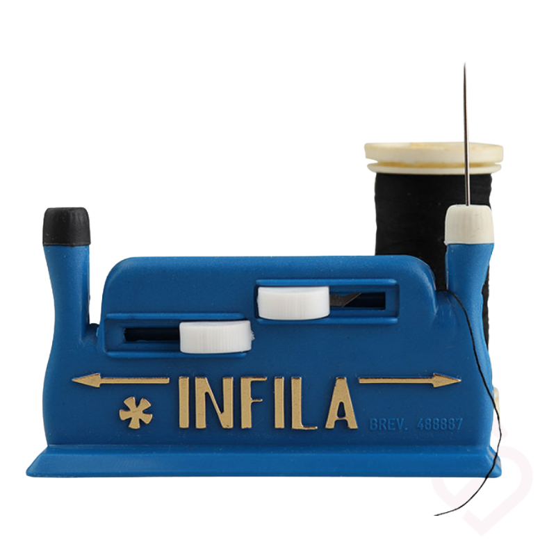 Enfia-agulhas Infila azul, com agulha e linha, concebido para facilitar o enfiamento e tornar a costura mais simples e autónoma para pessoas com menor destreza manual ou dificuldade de visão.