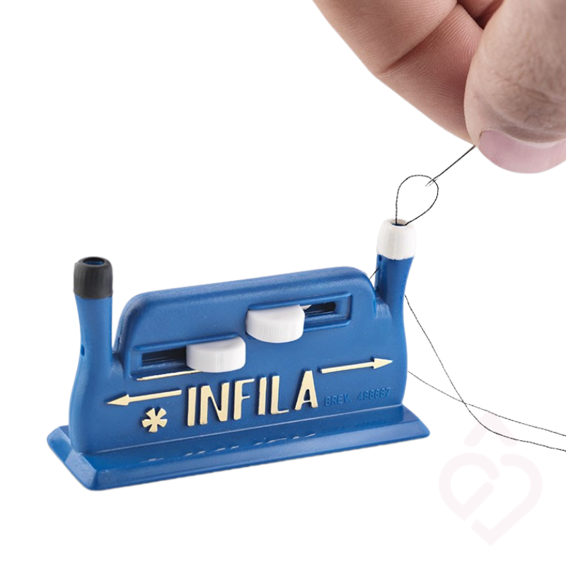 Enfia-agulhas Infila em utilização, facilitando a passagem da linha pelo orifício da agulha e tornando a tarefa mais simples para pessoas com menor destreza manual ou dificuldade de visão.