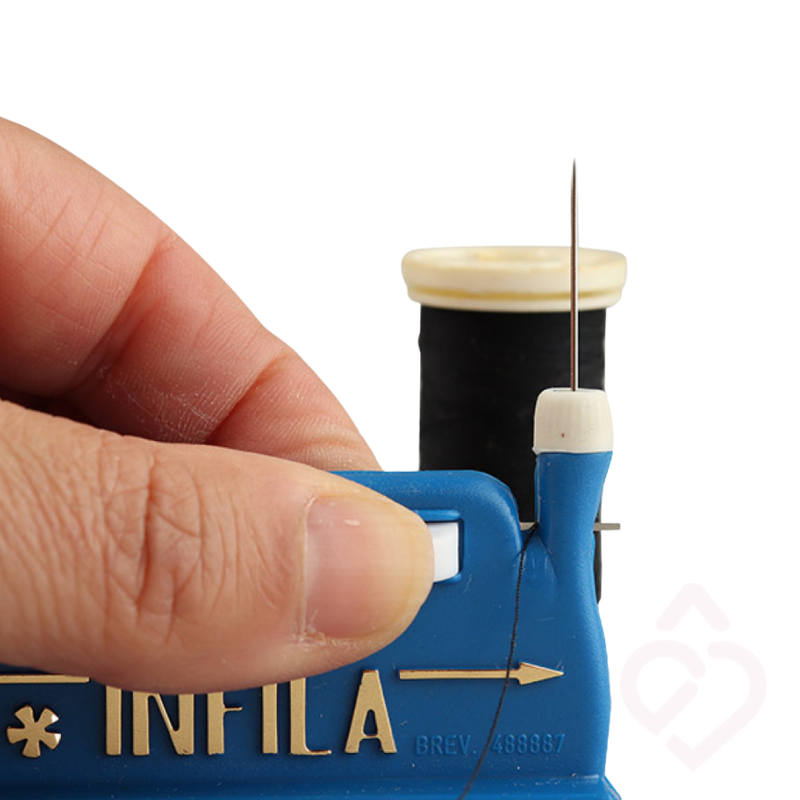 Enfia-agulhas Infila com mecanismo de acionamento simples, que facilita a passagem da linha pela agulha e reduz o esforço necessário, promovendo maior autonomia na costura.