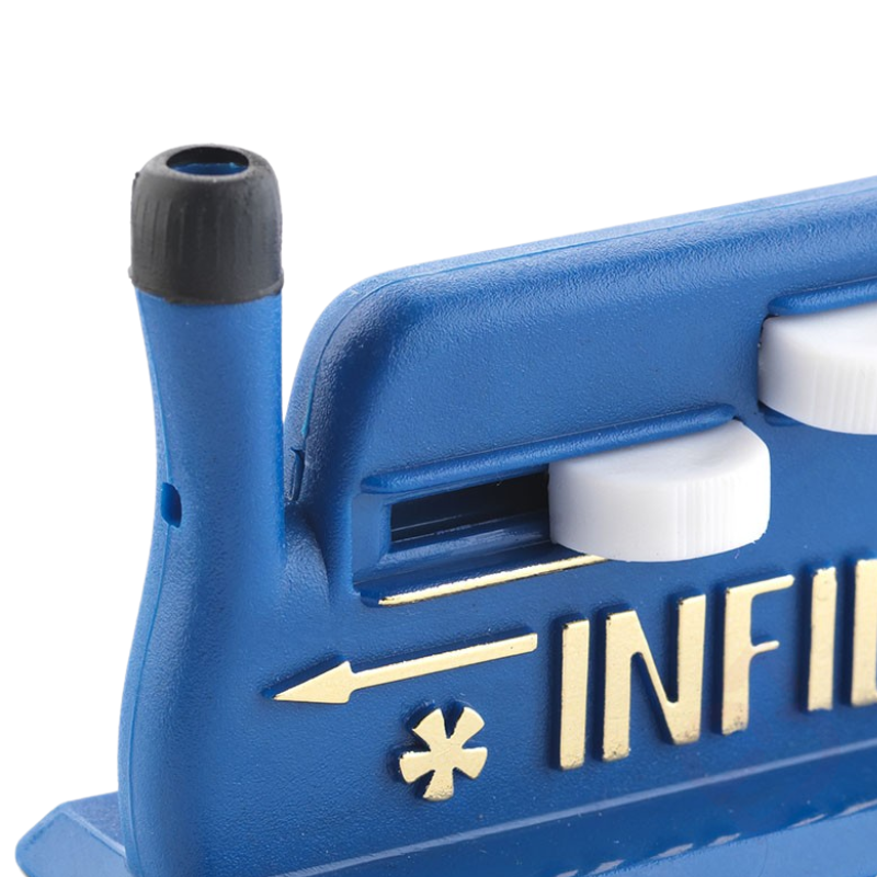 Pormenor do enfia-agulhas Infila, com mecanismo deslizante de fácil acionamento, concebido para simplificar o enfiamento da linha e facilitar a utilização por pessoas com menor destreza manual.
