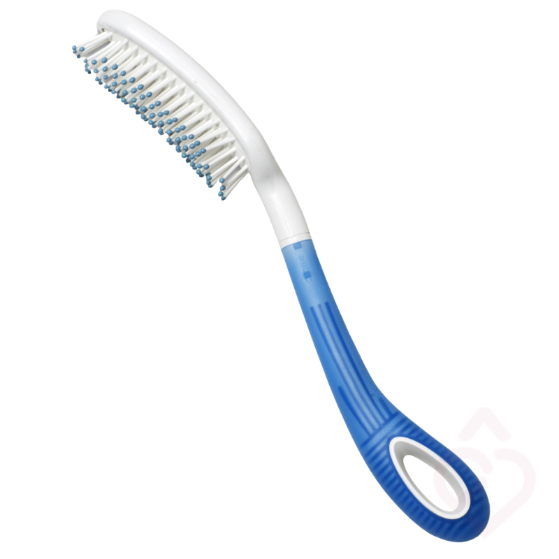 Escova de cabelo de cabo longo e curvo, concebida para facilitar o cuidado do cabelo com menor esforço e amplitude de movimento dos braços e ombros.