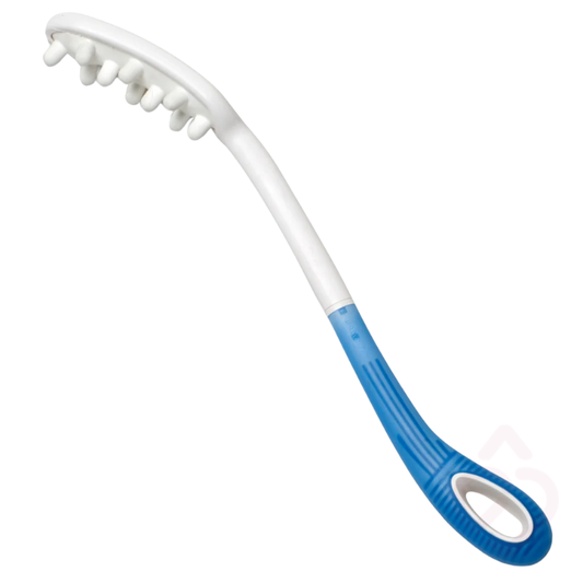 Escova para couro cabeludo com cabo longo e curvo, concebida para facilitar a higiene e massagem do couro cabeludo com menor esforço dos braços e ombros.
