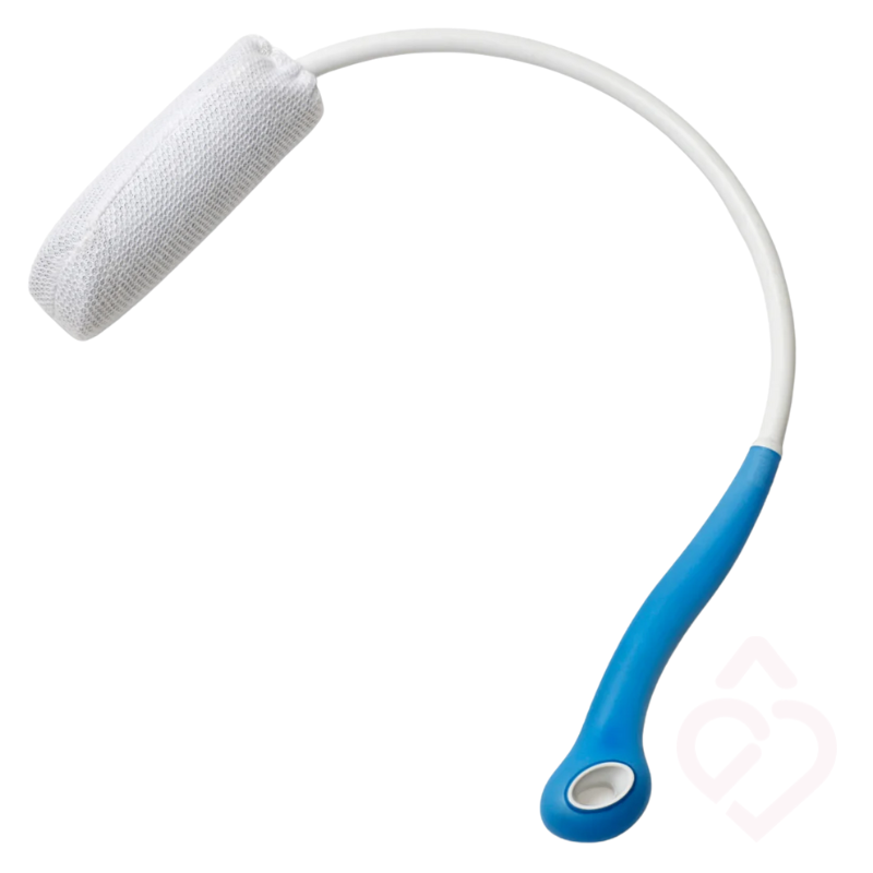Esponja de banho com cabo longo e curvo, pega azul e esponja branca, concebida para facilitar a higiene de zonas do corpo de difícil alcance.