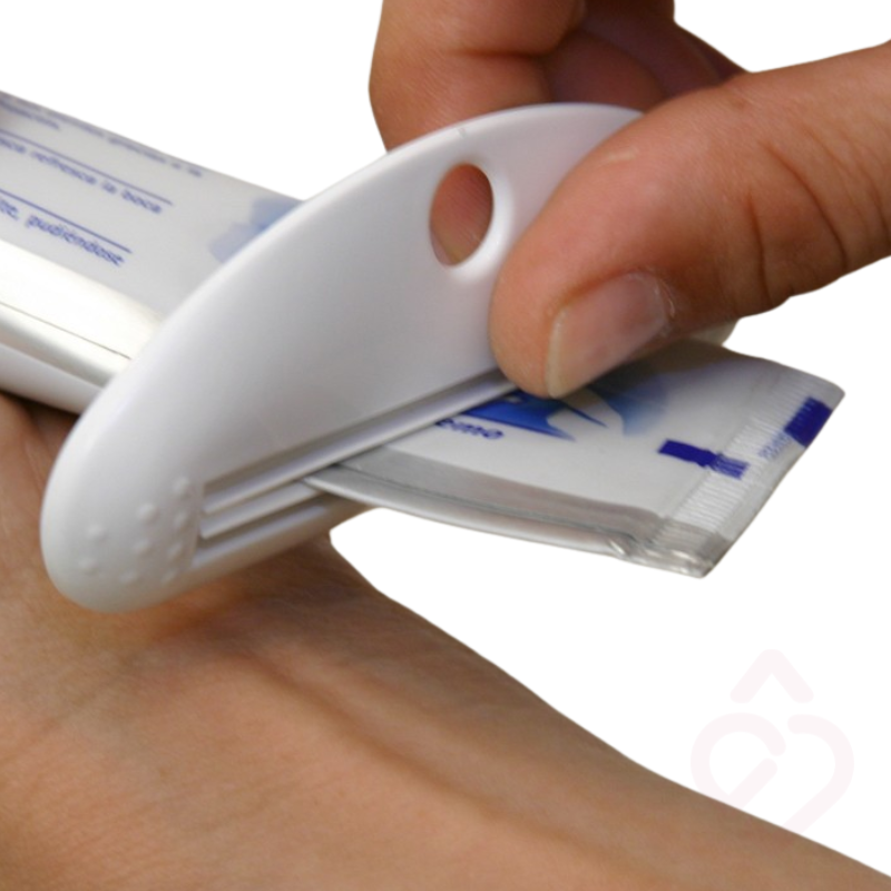 Espremedor de tubos de utilização simples, que ajuda a retirar o conteúdo da embalagem com menos esforço, proporcionando maior conforto e autonomia.