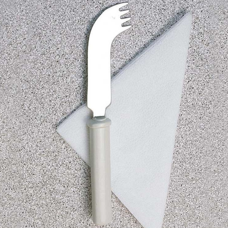 Faca Nelson adaptada com garfo, para cortar e levar os alimentos à boca com uma só mão