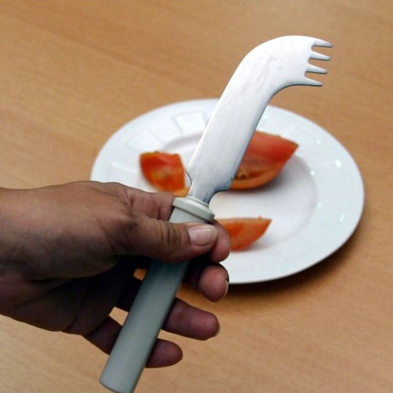 Faca Nelson adaptada com garfo, para cortar e levar os alimentos à boca com uma só mão