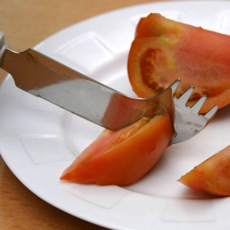 Faca Nelson adaptada com garfo, para cortar e levar os alimentos à boca com uma só mão