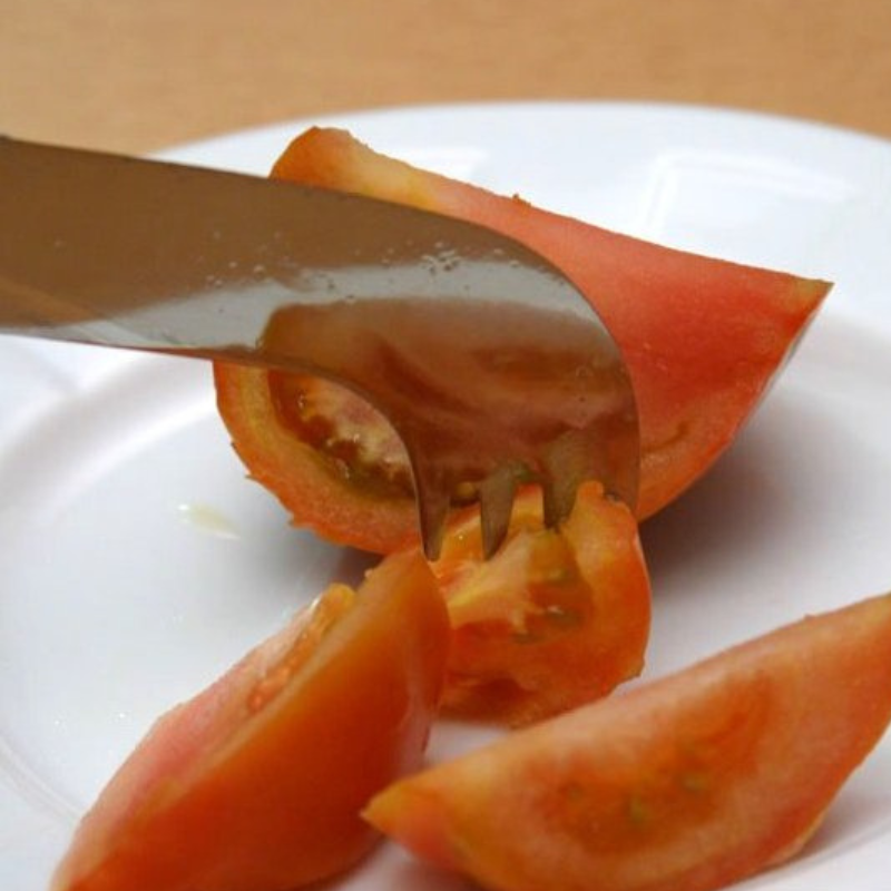 Faca Nelson adaptada com garfo, para cortar e levar os alimentos à boca com uma só mão