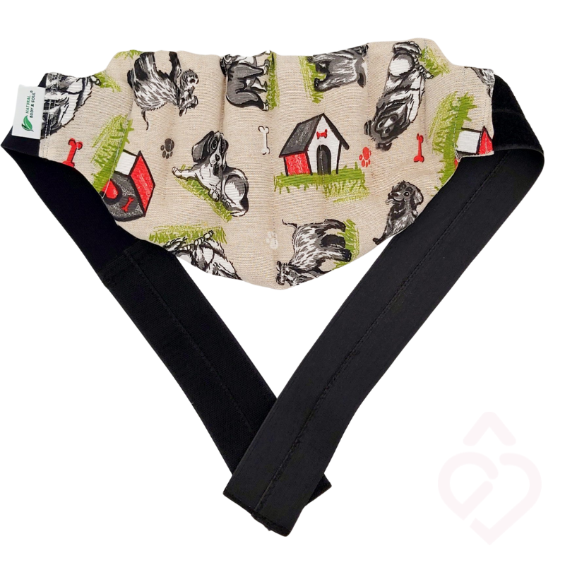 Almofada Térmica Lombar em tecido Radiante, com padrão em xadrez vermelho e cinta ajustável com velcro. Pode ser utilizada quente ou fria para ajudar a aliviar dores nas costas, tensão muscular e inflamações. O recheio de caroços de azeitona triturados adapta-se confortavelmente à zona lombar.