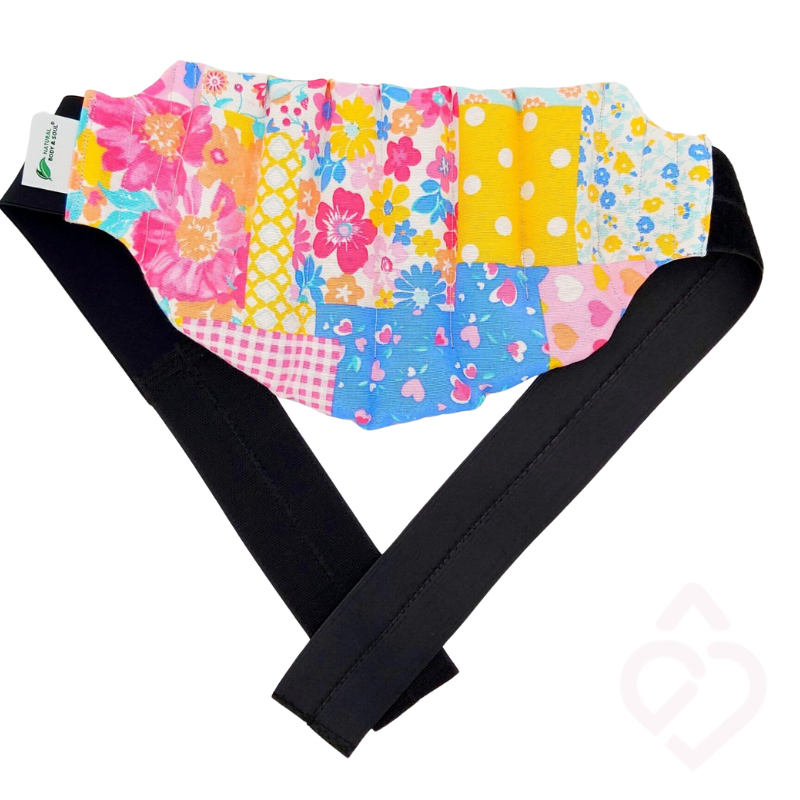 Almofada Térmica Lombar em tecido Romântico, com padrão em xadrez vermelho e cinta ajustável com velcro. Pode ser utilizada quente ou fria para ajudar a aliviar dores nas costas, tensão muscular e inflamações. O recheio de caroços de azeitona triturados adapta-se confortavelmente à zona lombar.