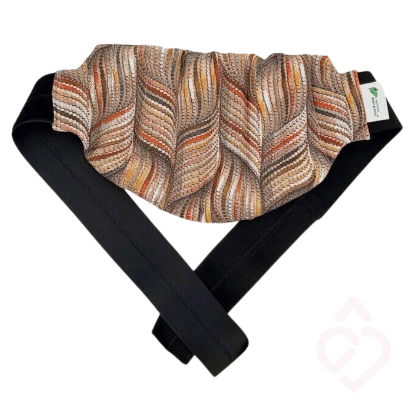 Almofada Térmica Lombar em tecido Aconchegante, com padrão em xadrez vermelho e cinta ajustável com velcro. Pode ser utilizada quente ou fria para ajudar a aliviar dores nas costas, tensão muscular e inflamações. O recheio de caroços de azeitona triturados adapta-se confortavelmente à zona lombar.