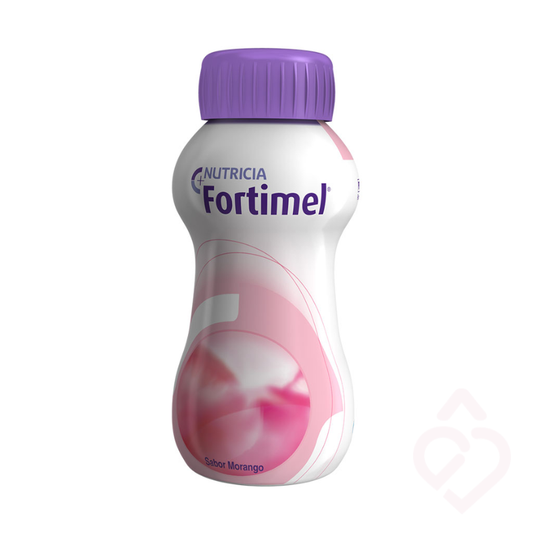 Suplemento nutricional oral Nutricia Fortimel sabor morango, desenvolvido para complementar a alimentação e reforçar o aporte de energia e nutrientes em pessoas com necessidades nutricionais aumentadas ou ingestão alimentar insuficiente.