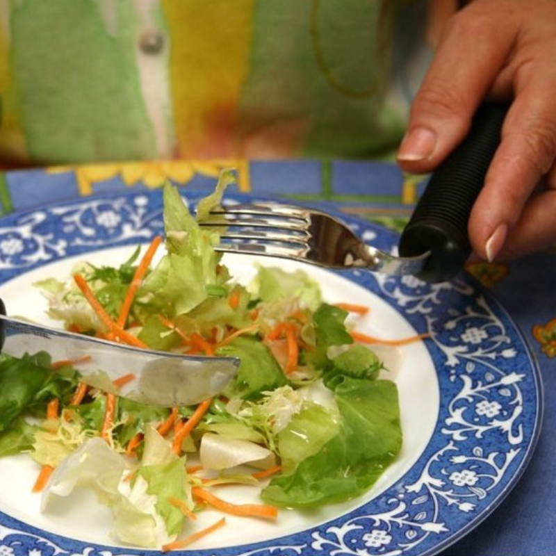 Garfo ergonómico com cabo largo antiderrapante para facilitar o uso durante a alimentação