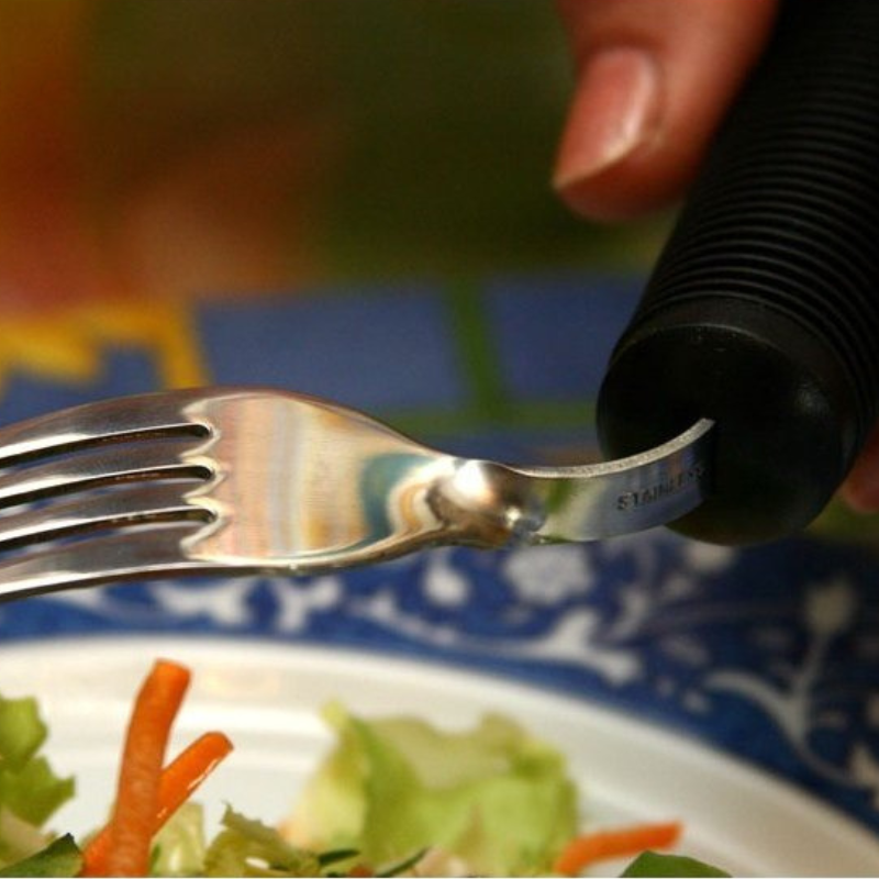 Garfo ergonómico com cabo largo antiderrapante para facilitar o uso durante a alimentação