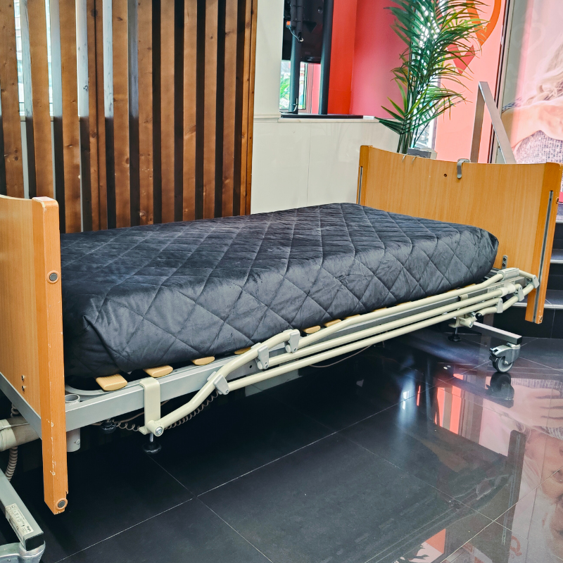 Grade de cama branca com três barras horizontais, ideal para camas articuladas ou hospitalares.
