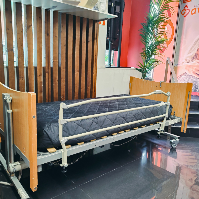 Grade de cama branca com três barras horizontais, ideal para camas articuladas ou hospitalares.