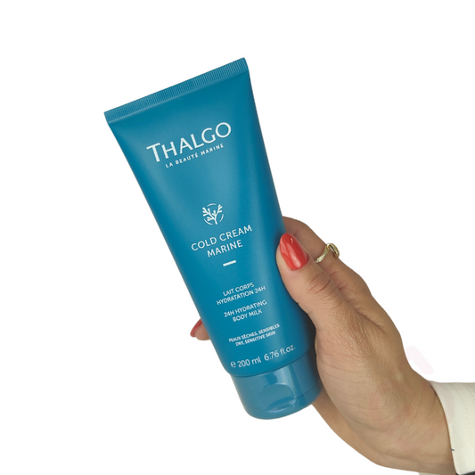 Leite corporal Thalgo Cold Cream Marine 24H Hydrating Body Milk, indicado para pele seca e sensível, proporcionando hidratação durante 24 horas e ajudando a nutrir, suavizar e devolver conforto à pele. Embalagem de 200 ml.