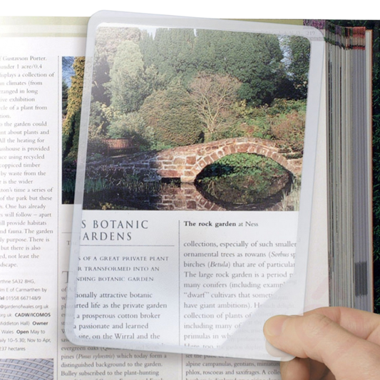 Lupa de página de grande formato que amplia textos e imagens, facilitando a leitura a pessoas com baixa visão.