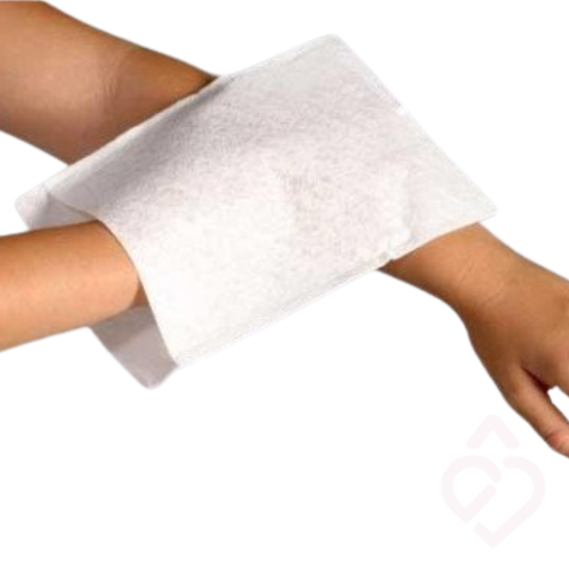 Manápula de limpeza HARTMANN Vala Clean Soft em utilização, concebida para facilitar a higiene corporal com um contacto suave e confortável com a pele.