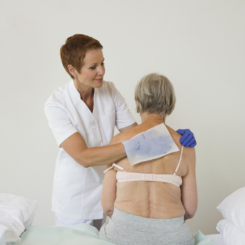 Manápula de limpeza HARTMANN Vala Clean Soft utilizada na higiene das costas, facilitando os cuidados diários e proporcionando uma limpeza suave, prática e confortável da pele.