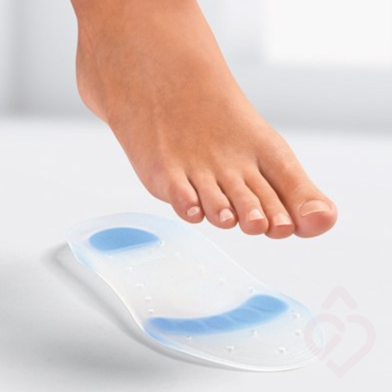 Palmilha em silicone com zonas de amortecimento no calcanhar e na zona anterior do pé, concebida para proporcionar maior conforto, absorção de impactos e alívio da pressão durante a marcha.