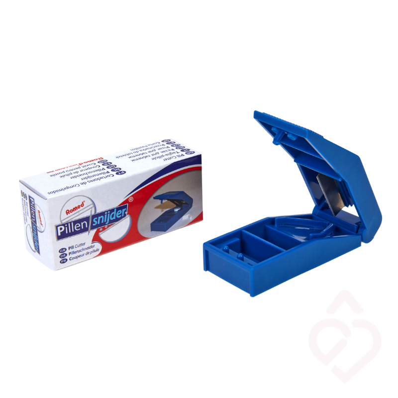 Partidor de comprimidos azul aberto, com lâmina de corte e compartimentos para guardar os comprimidos.