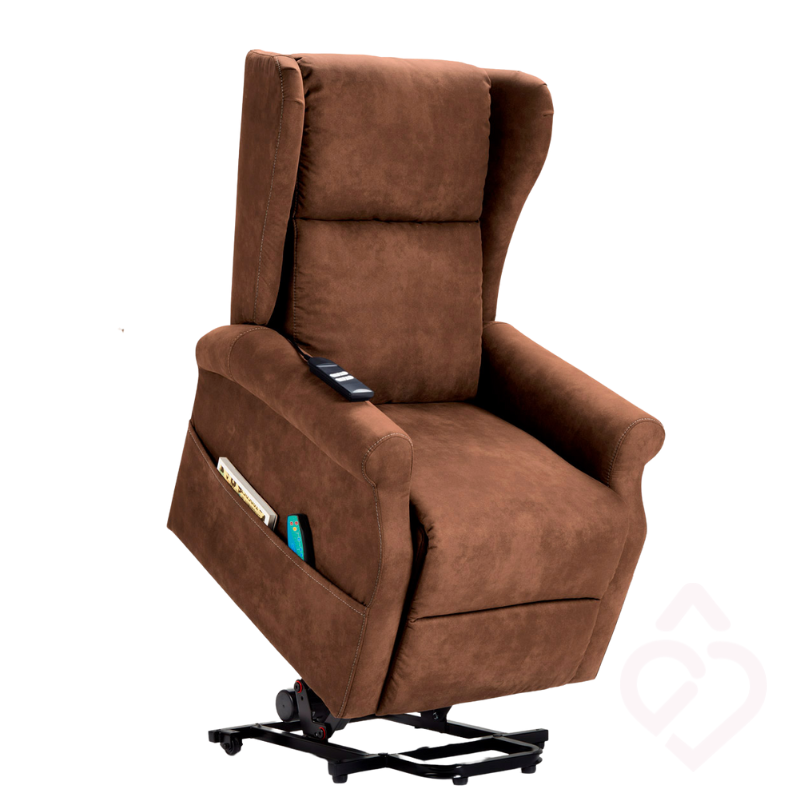 Poltrona relax elétrica castanha em posição de elevação, que ajuda o utilizador a levantar-se e a sentar-se com menor esforço, promovendo maior conforto, segurança e autonomia.