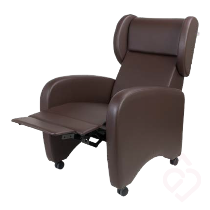 Poltrona Relax Manual em sintético castanho, com apoio de pernas elevável que permite levantar e apoiar as pernas numa posição mais confortável. Ideal para relaxar e descansar, proporcionando maior apoio ao corpo.