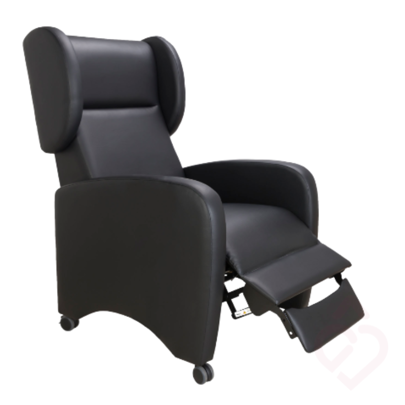 Poltrona Relax Manual em sintético preto, com encosto alto, apoio de cabeça envolvente e apoio de pernas regulável. Permite adotar uma posição mais confortável e relaxada, proporcionando maior apoio ao corpo durante os momentos de descanso.