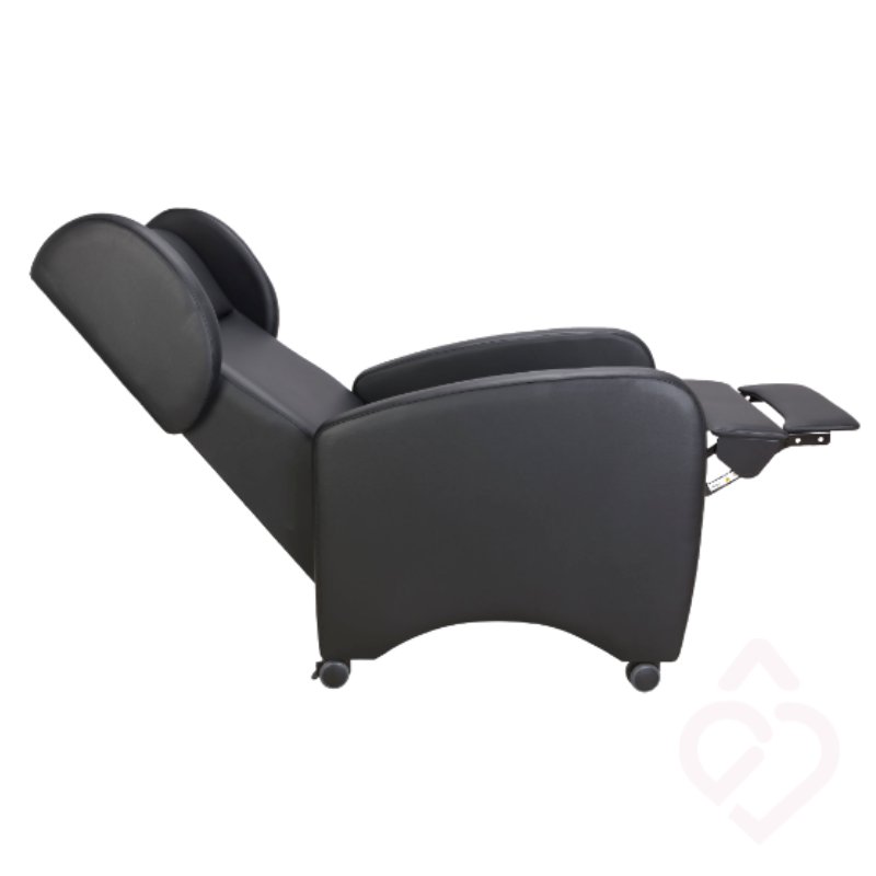 Poltrona Relax Manual em sintético preto, apresentada em posição reclinada, com encosto inclinado e apoio de pernas elevado. Permite adotar uma posição confortável para descansar e relaxar, proporcionando maior apoio ao corpo.