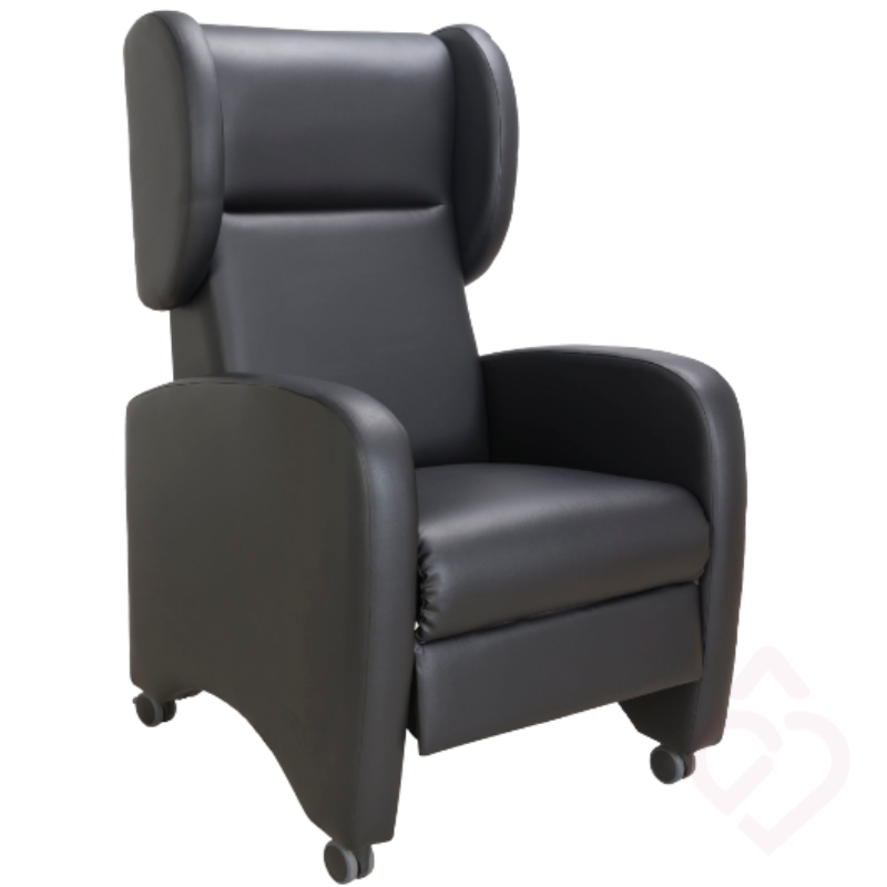 Poltrona Relax Manual em sintético preto, apresentada na posição sentada, com encosto alto, apoio de cabeça envolvente e braços acolchoados. Proporciona apoio e conforto durante os períodos de descanso.