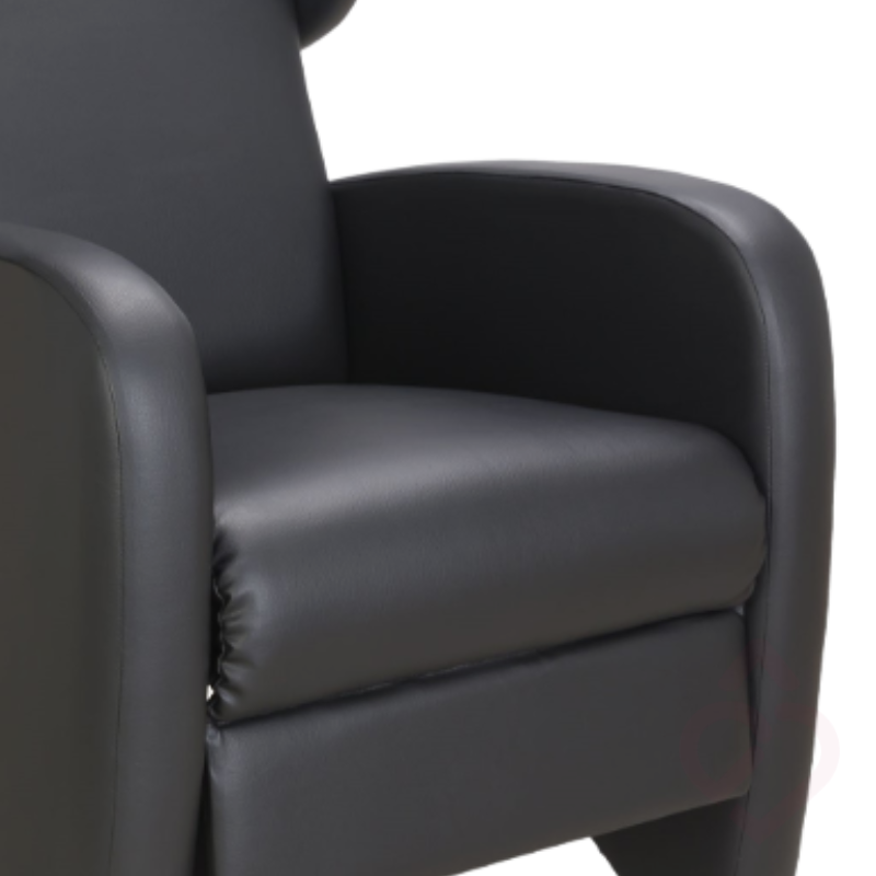 Detalhe da Poltrona Relax Manual em sintético preto, com assento acolchoado e braços largos, concebidos para proporcionar maior conforto e apoio durante a utilização.