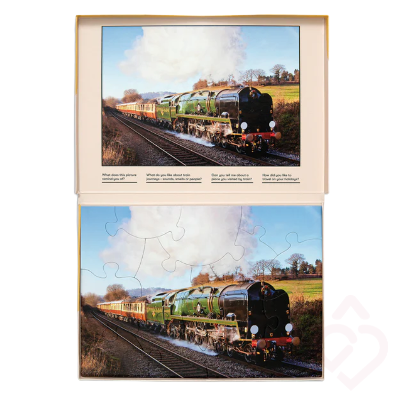 Puzzle Relish Orient Express de 13 peças apresentado na caixa, com imagem de referência que facilita a montagem. A imagem pode ser utilizada para fazer perguntas à pessoa e incentivar a conversa, a partilha de memórias e a interação. Ideal para estimulação cognitiva e também indicado para pessoas com Alzheimer ou outras formas de demência.