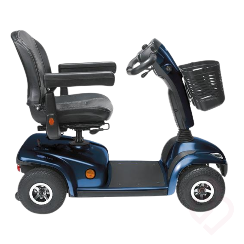 Vista lateral da Scooter elétrico Invacare Leo azul, com quatro rodas, assento com apoios de braços e cesto dianteiro.