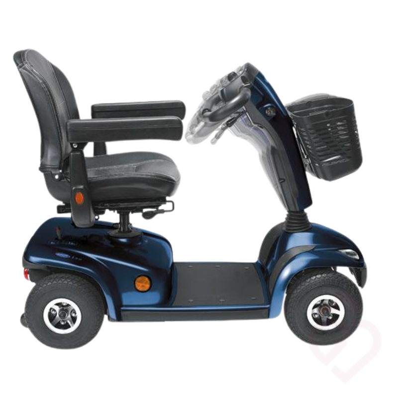 Volante da Scooter elétrico Invacare Leo azul, com quatro rodas, assento com apoios de braços e cesto dianteiro.