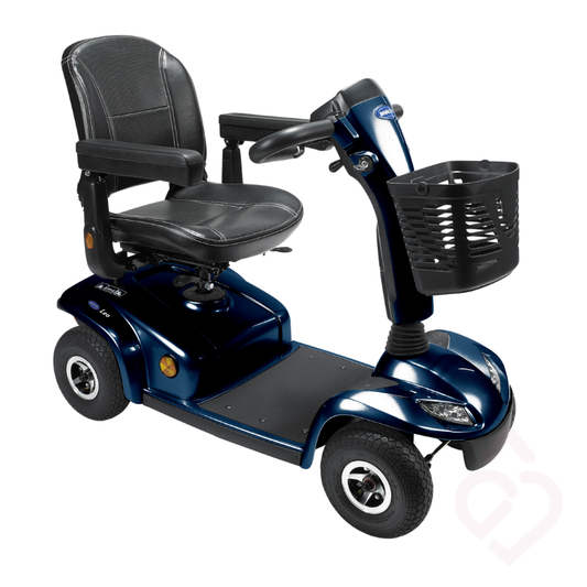 Scooter elétrico Invacare Leo azul, com quatro rodas, assento com apoios de braços e cesto dianteiro.
