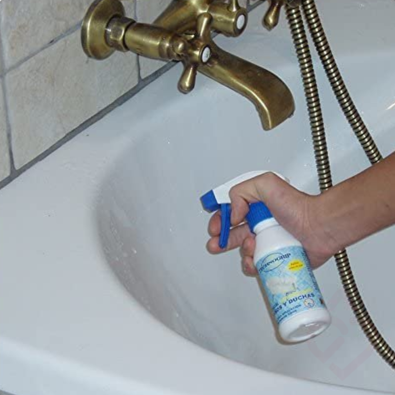 Aplicação do spray antideslizante Technogrip numa banheira, criando uma superfície com maior aderência para ajudar a prevenir escorregões e quedas.